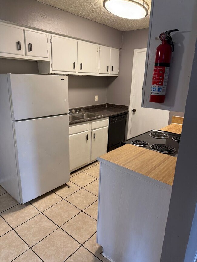 Building Photo - FOR RENT in BATON ROUGE!