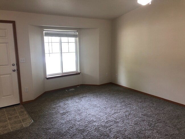 Building Photo - Singular room for rent with shared living space.