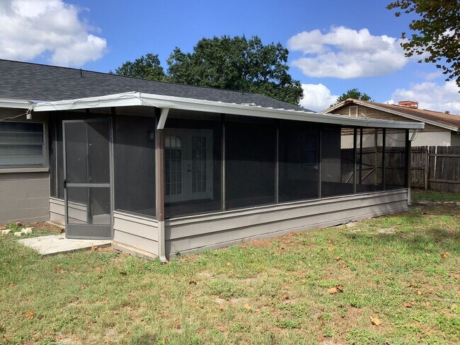 Building Photo - Three Bedroom Two Bath!