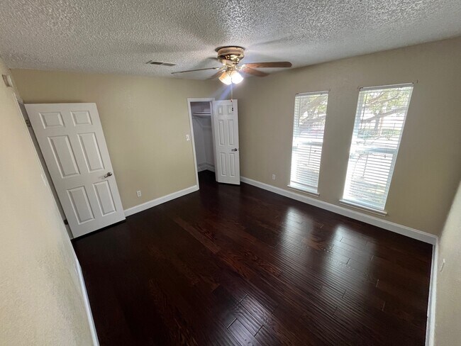 Building Photo - 6416 Bankside Dr