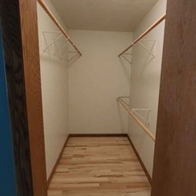 Building Photo - More Space than you can dream of! 5bed 2 b...