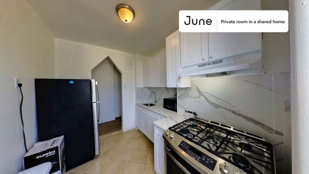 Building Photo - Private bedroom in 4 bed/1 bath Home