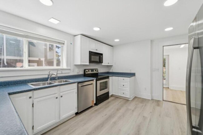 Building Photo - 2 bedroom in Seattle WA 98117