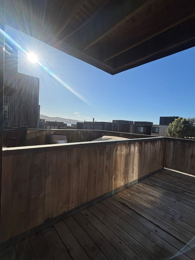 Building Photo - Great Condo in Del Monte Beach Surf Way