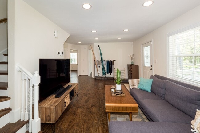 Building Photo - Immaculate 3 bedroom 2 bath bungalow at Oc...