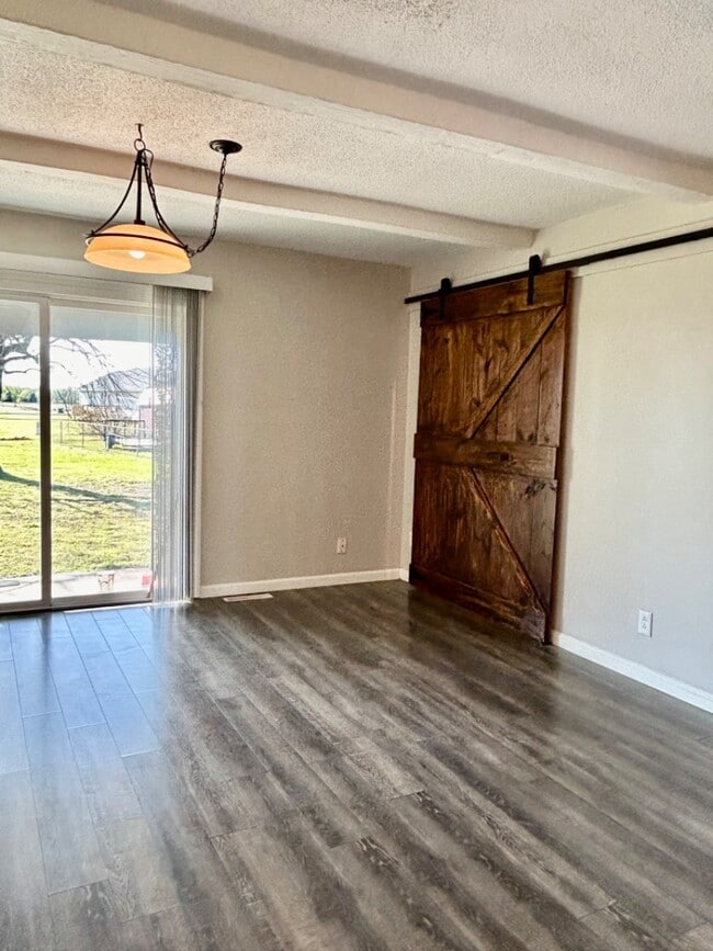 Building Photo - 825 David Ln