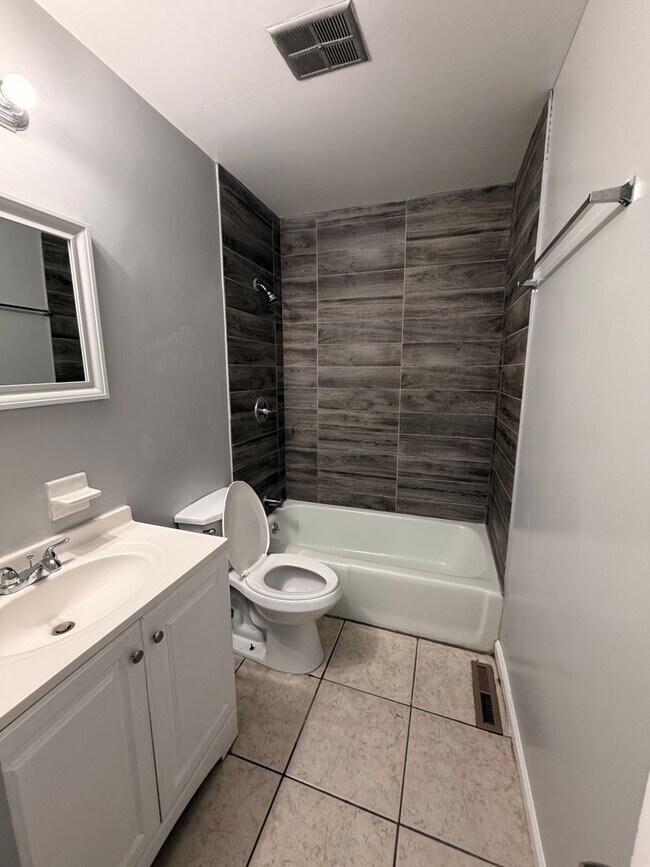 Building Photo - 710 Sequoia Dr