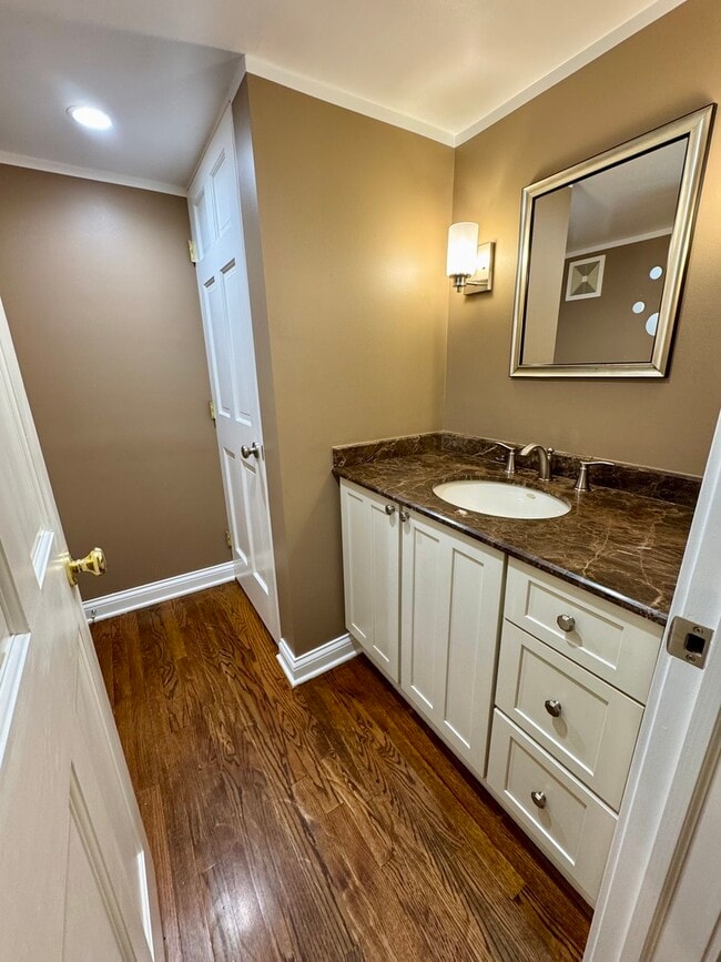 Building Photo - 1628 N Mohawk St