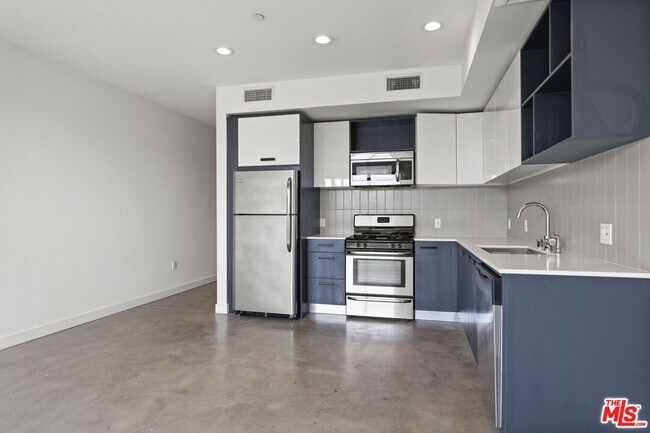 Building Photo - 10810 Palms Blvd