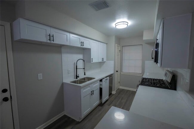 Building Photo - 3318 Kentwood Dr