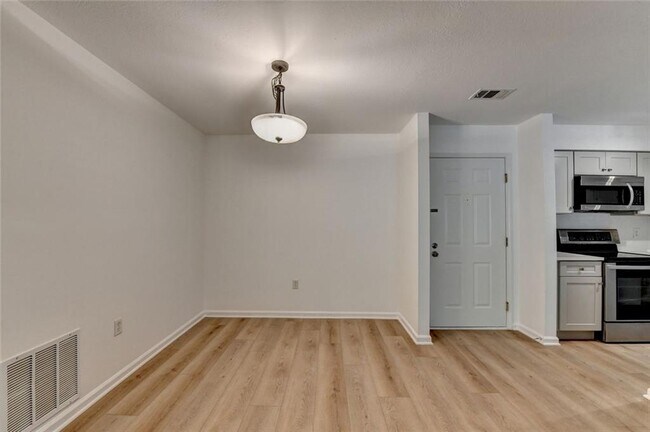 Building Photo - 4101 Pine Heights Dr NE