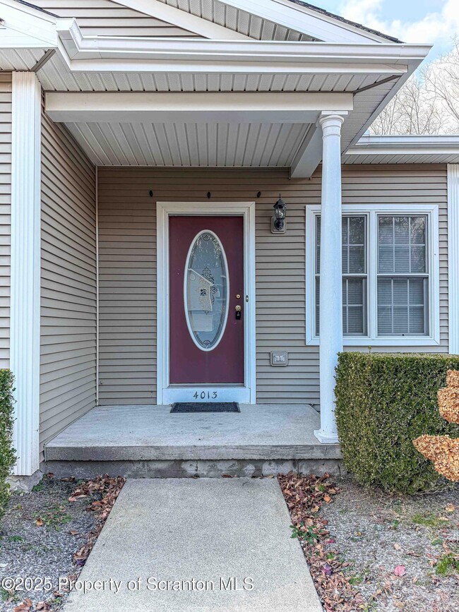 Building Photo - 4013 Pond View Dr