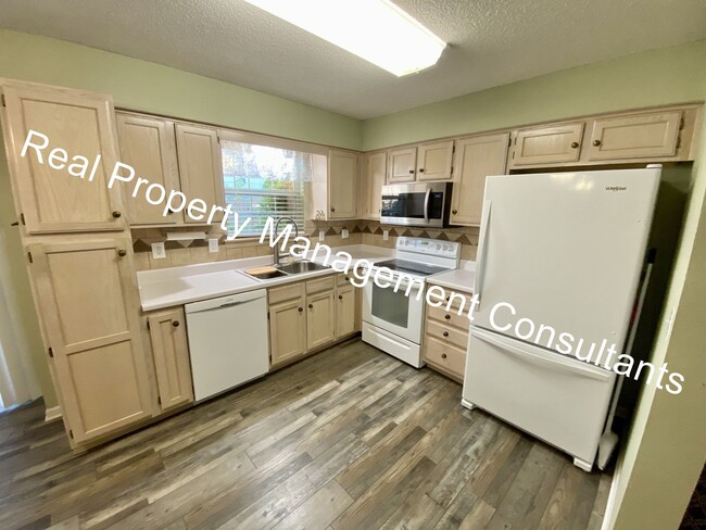 Building Photo - Beautiful Updated 2 Bedroom