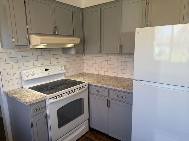 Building Photo - Updated 3 bedroom 1.5 bathroom house in Springfield!