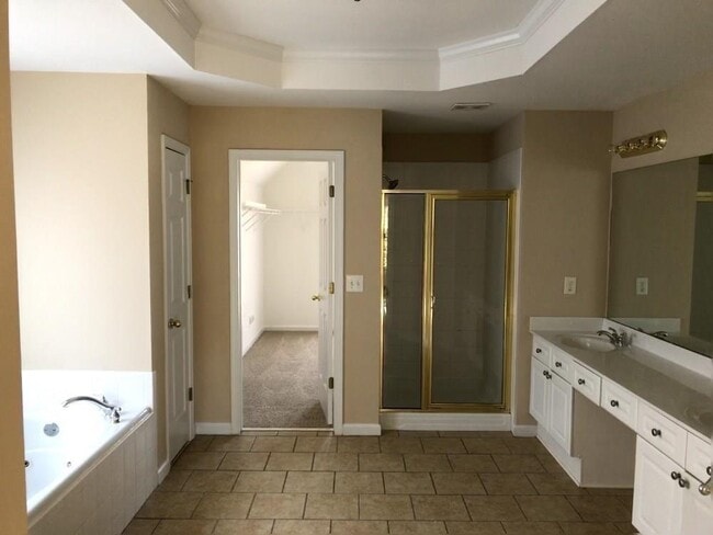 Building Photo - 527 Huntington Downs