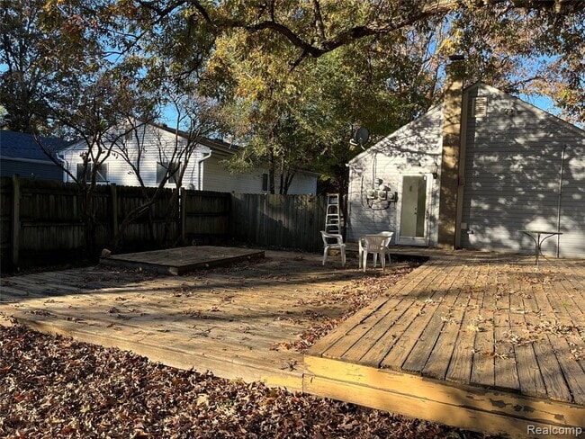 Building Photo - 5868 N Linville St