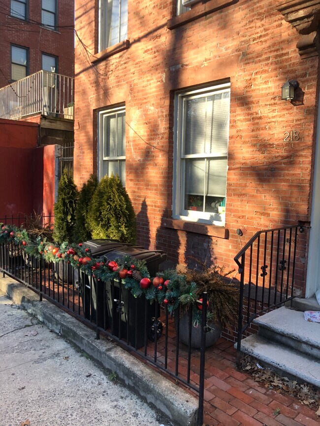 Primary Photo - 218 6th St