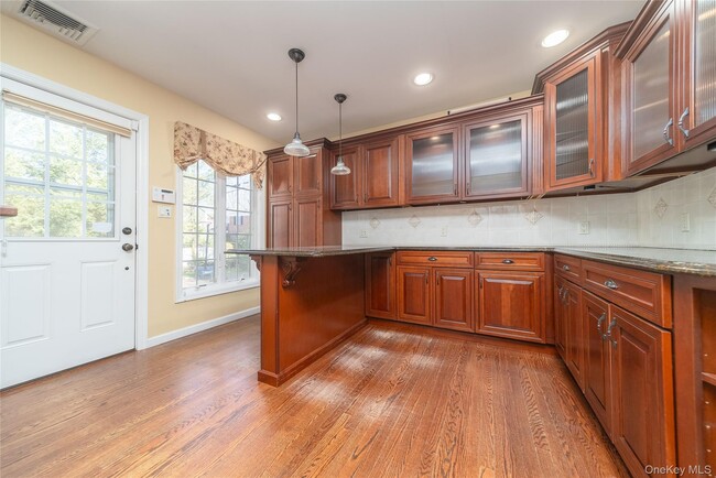 Building Photo - 143 Round Hill Rd