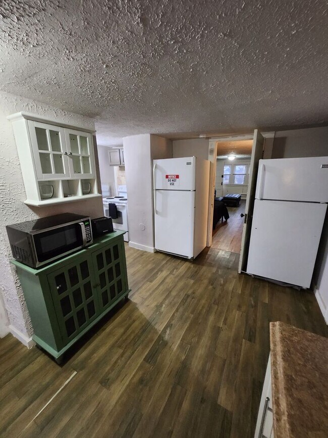 Building Photo - 1856 Lampson Rd