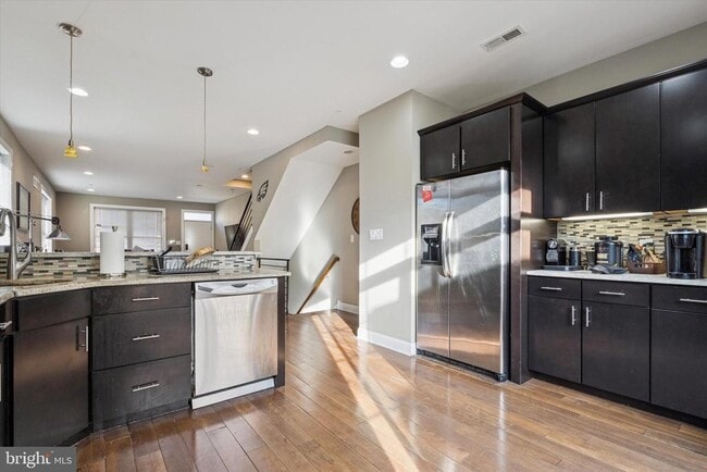 Building Photo - 1946 Titan St