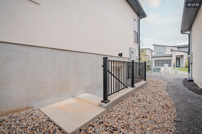 Building Photo - Stunning 5-bedroom, 4.5-bath home