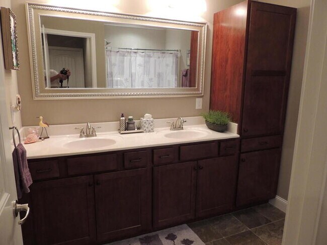 Building Photo - ONE MONTH FREE! Stunning 3BR Home with Fenced Yard in Knoxville