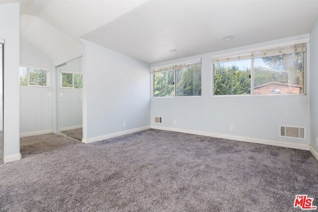 Building Photo - 1609 E Hillcrest Dr