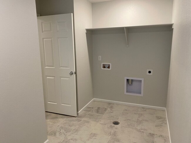 Building Photo - Don't Miss This Stunning 4 Bed/2.5 Bath Ho...