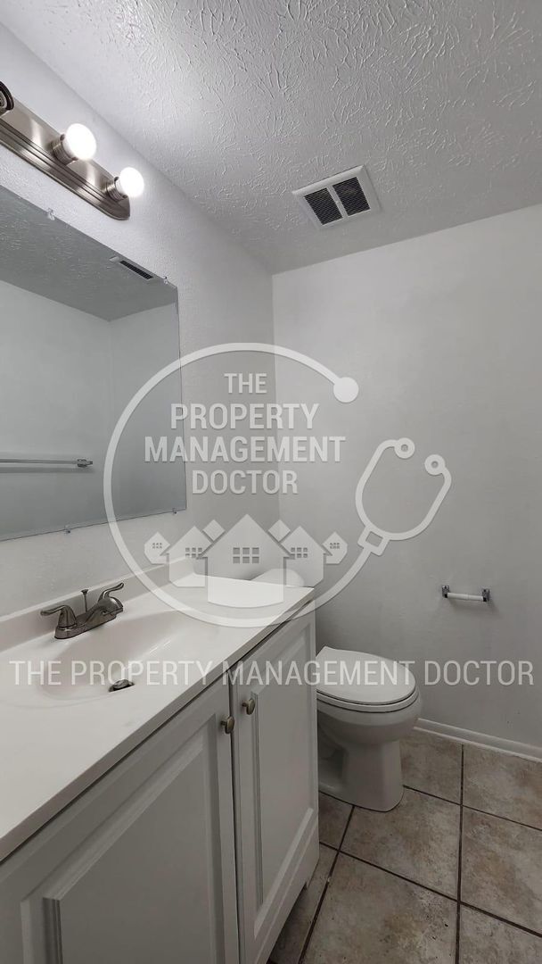 Building Photo - 4BR/2.5BA Tampa Home | Dual Kitchen Areas, Private Bedroom & Fresh Updates