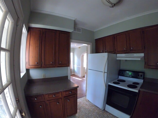 Building Photo - 824 Oakwood St