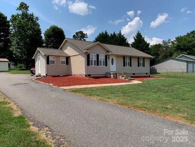 Building Photo - Move-In Ready 3 Bed, 2 Bath Home in Lenoir!