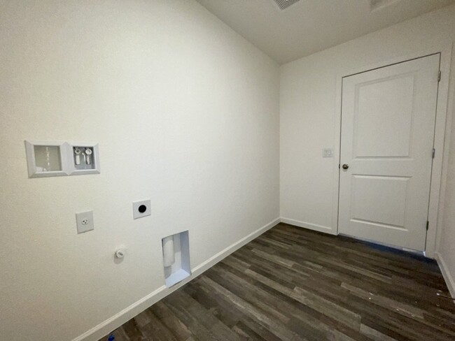 Building Photo - 4 bed 2 bath 2 car garage in gated Adult C...