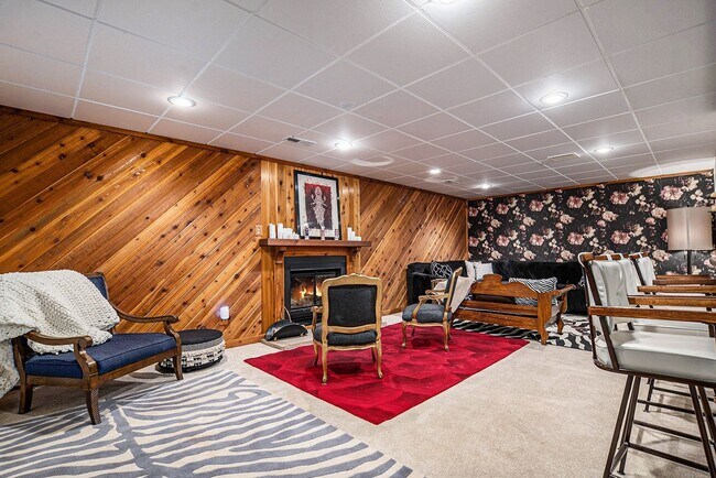Building Photo - 4 bed/3 bath very spacious, fully furnishe...