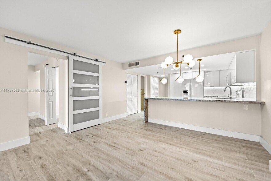 Primary Photo - 2625 Collins Ave