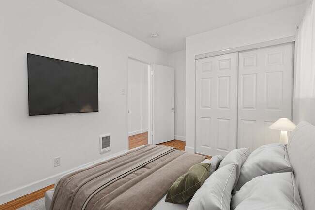 Building Photo - 1322 W 3rd St