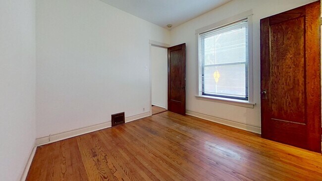 Building Photo - Raised First Floor North Center Two Bedroom