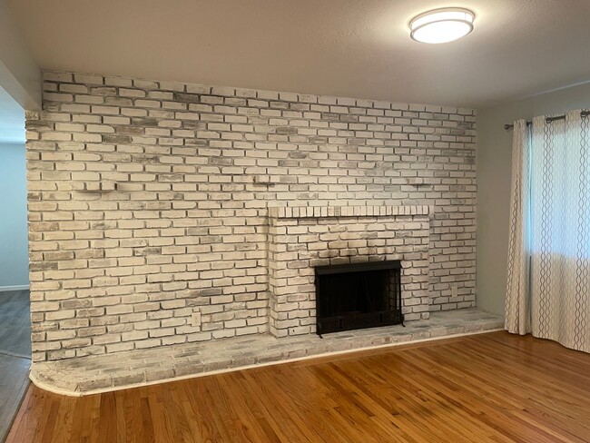 Building Photo - Beautiful Mid Century 3 Bedroom 3.5 Bathro...