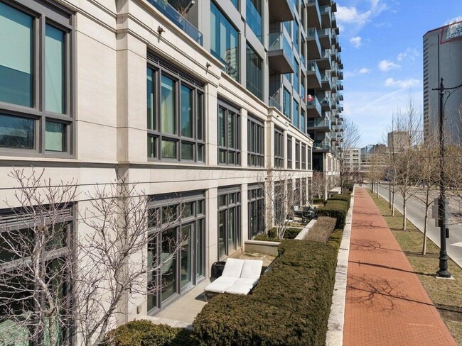 Building Photo - 250 W Spring St