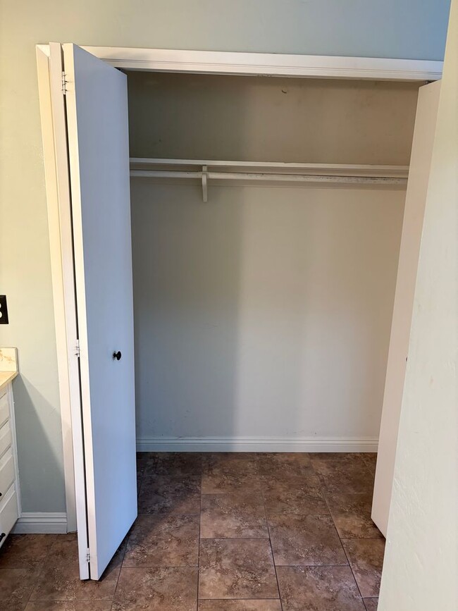 Building Photo - 55 and OLDER KERN CITY 2 BED UPDATED HOME