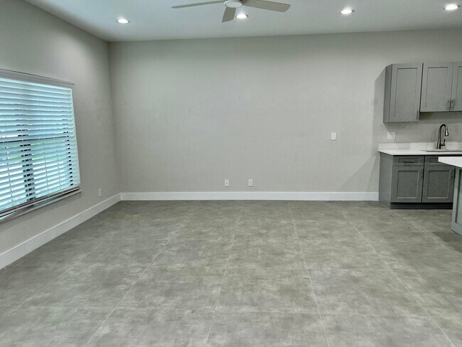 Building Photo - 2571 Gulfstream Rd