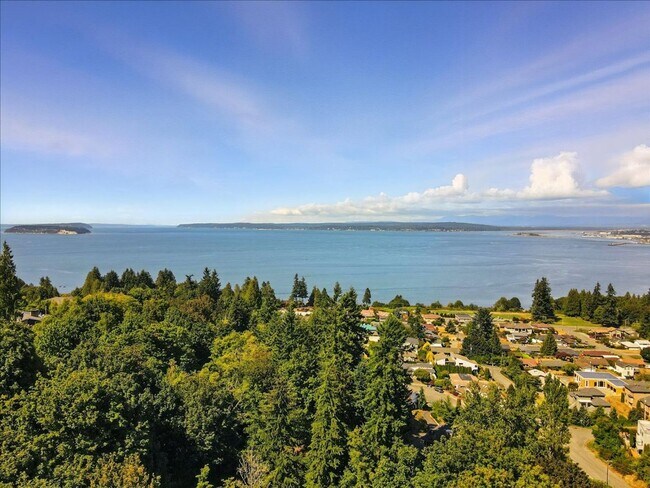 Building Photo - 5Bd/2.5Ba Everett Home