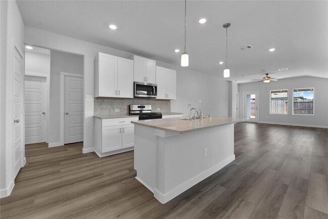 Building Photo - 18726 Etta Pnes Cir