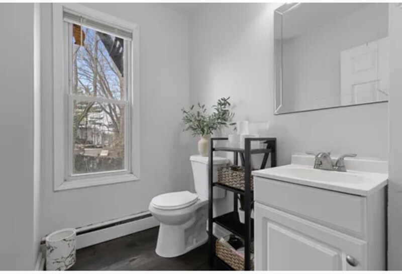 Building Photo - 55 Howe St