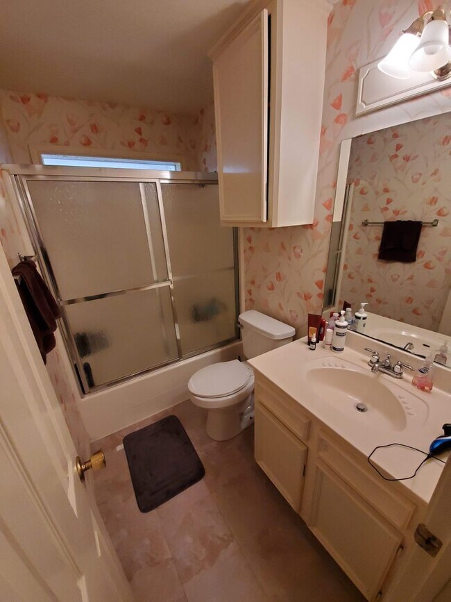 Building Photo - Bryan, 3 bedroom - 2 bath - 2 car garage - fenced in back yard. - Near Blinn College campus.