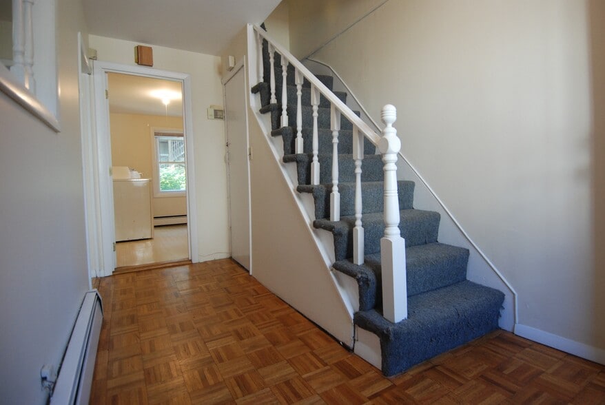 Building Photo - 164 Bowen St