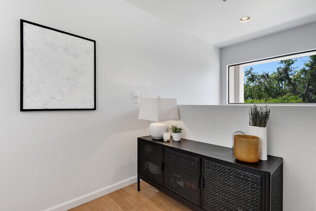 Building Photo - 835 Village Square S