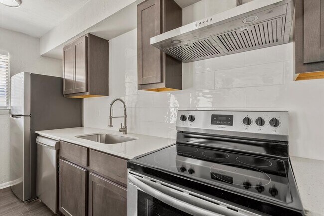 Building Photo - 2810 Dorchester Dr