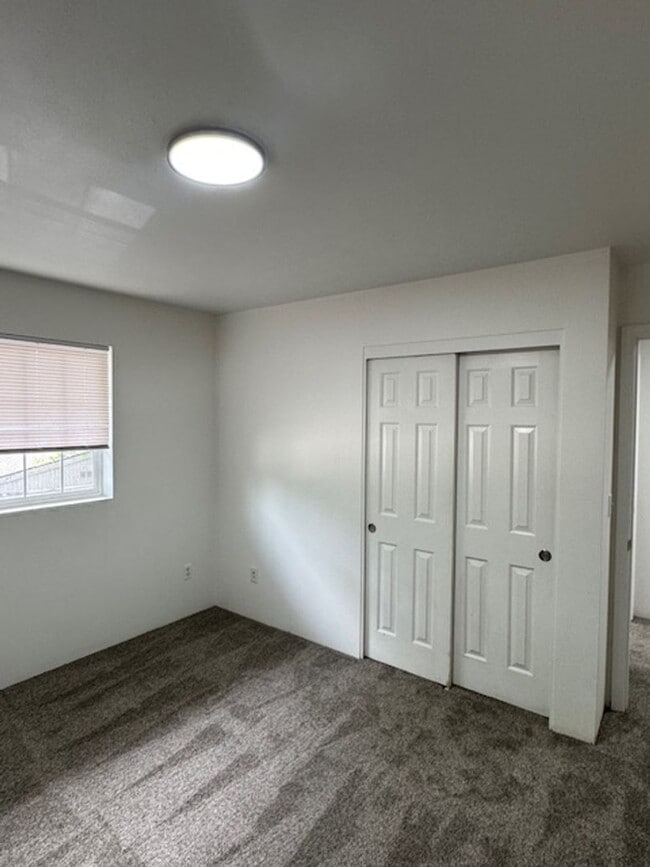 Building Photo - COMING SOON - 3 BEDROOM TOWNHOME W/ GARAGE- FRESH PAINT AND NEW FLOORING