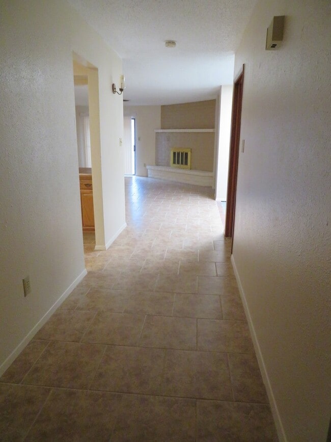 Building Photo - 2 Bedroom 2 Bath Townhouse Available for Rent
