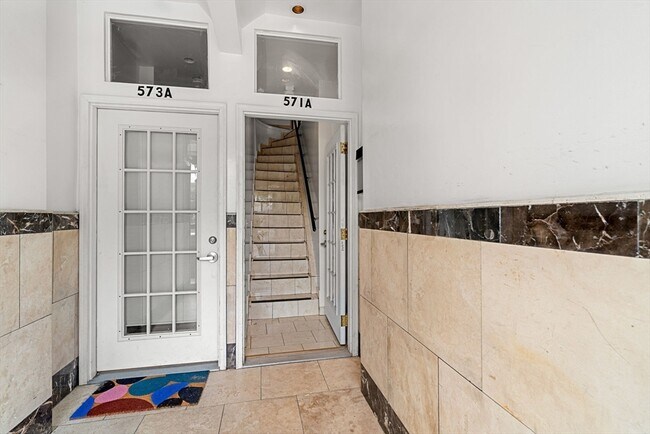 Building Photo - 571 Somerville Ave